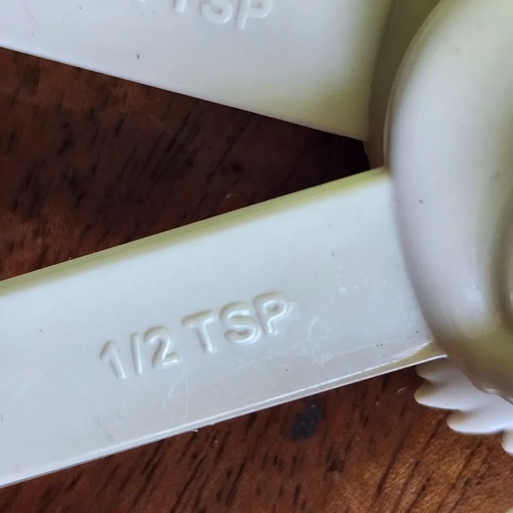 Vintage Rooster Chicken Measuring Spoons Set 5 pc Cream Plastic 1/4 tsp to 1